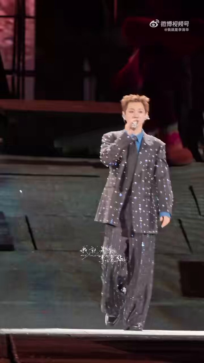 #SilenceWang performed #TheEarlySpring’s OST, 《路过晴朗 》for the first time live in his concert: “When I put on this outfit, many people call me by a new English name -- Luke” 🥹🤍