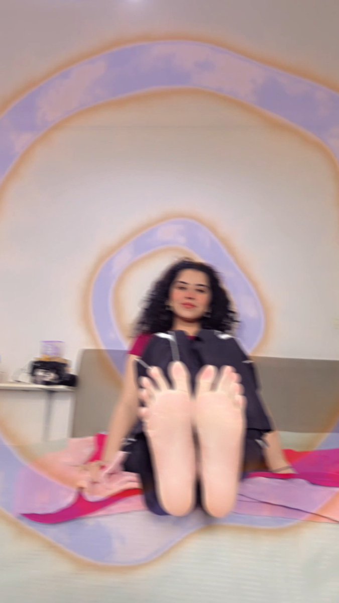 Casually making you empty your bank account and paycheck for blurry videos of my feet. 🫴🏻💶💳🌀🫵🏻😂 Pathetic.