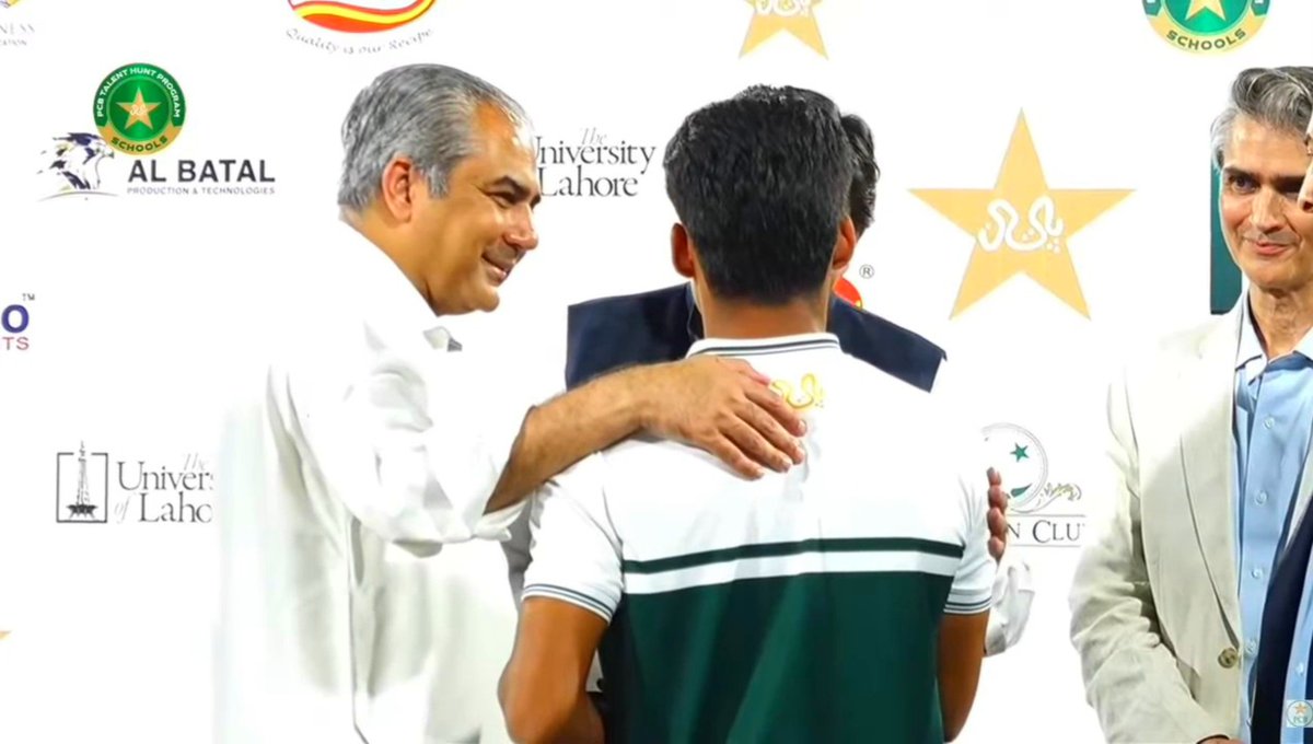 PCB presenting trophies to the Pakistan U-19 boys who beat England 3-1 in the Youth ODI series. Great to see Chairman Mohsin Naqvi giving special appreciation to captain Farhan Yousaf and even introducing him to the Speaker of the Punjab Assembly. Well done, PCB! 👏🇵🇰