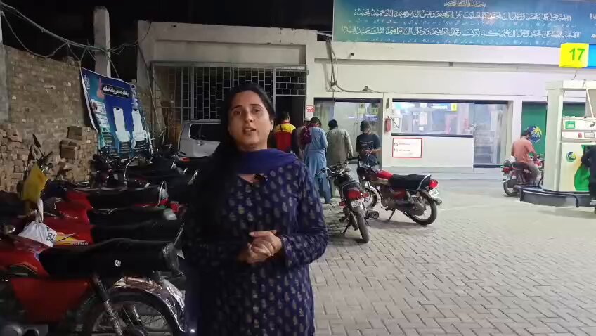 حکومت پیٹرول کے ریلیف کے نام پر عوام کی تذلیل نا کرے پہلے آپ گھر بیٹھ کے رجسٹریشن کرائیں پھر پیٹرول پمپ پر جا کر تسلی کرائیں جی ہم ہی ہیں ۔۔دو ہزار کا ریلیف ہے اس کو زحمت نا بنائیں۔۔مطلب جب مہنگا کرتے ہیں تو کوئی جانچ پڑتال نہیں جب ریلیف تو اتنی چیکنگ۔۔۔۔