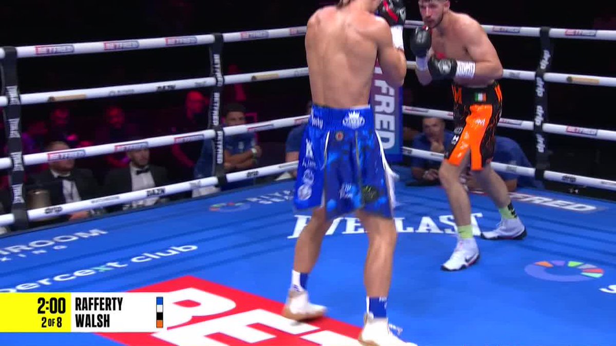 RIGHT HAND HAS HIM KNOCKED OUT COLD 😳 #HedgesBrown | Live NOW on DAZN ▪️