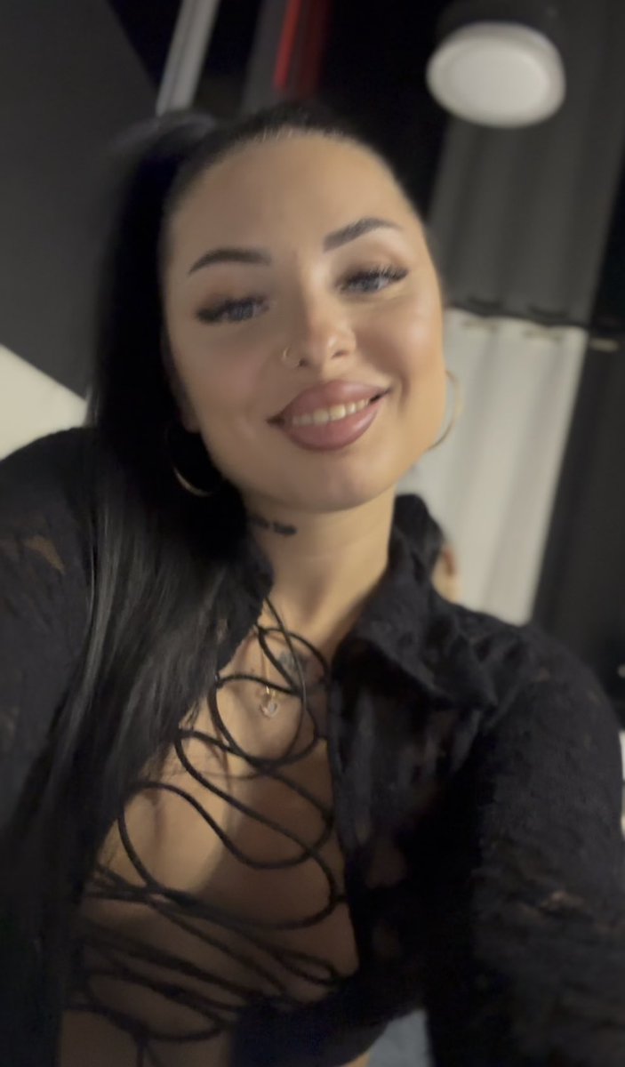 eyes that tease, ass that seals the deal🤭 #live #camgirls #bigboobs #bigass #xxx #nsfw #ass