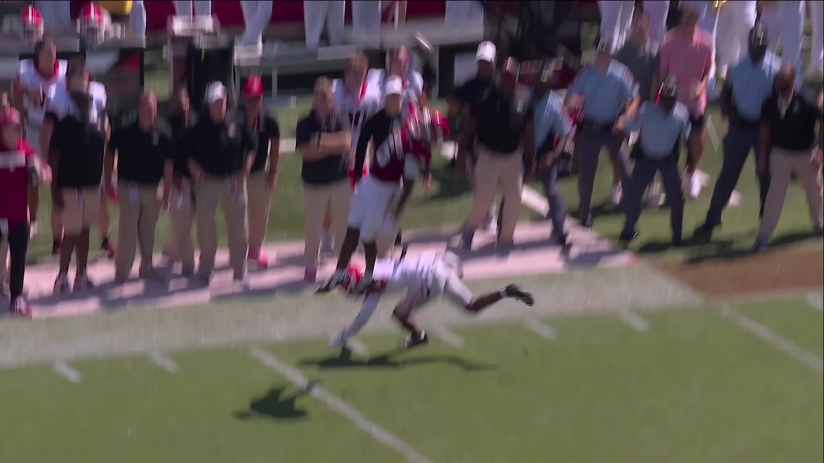 Chris Marshall climbs the ladder for the one-handed snag 😳