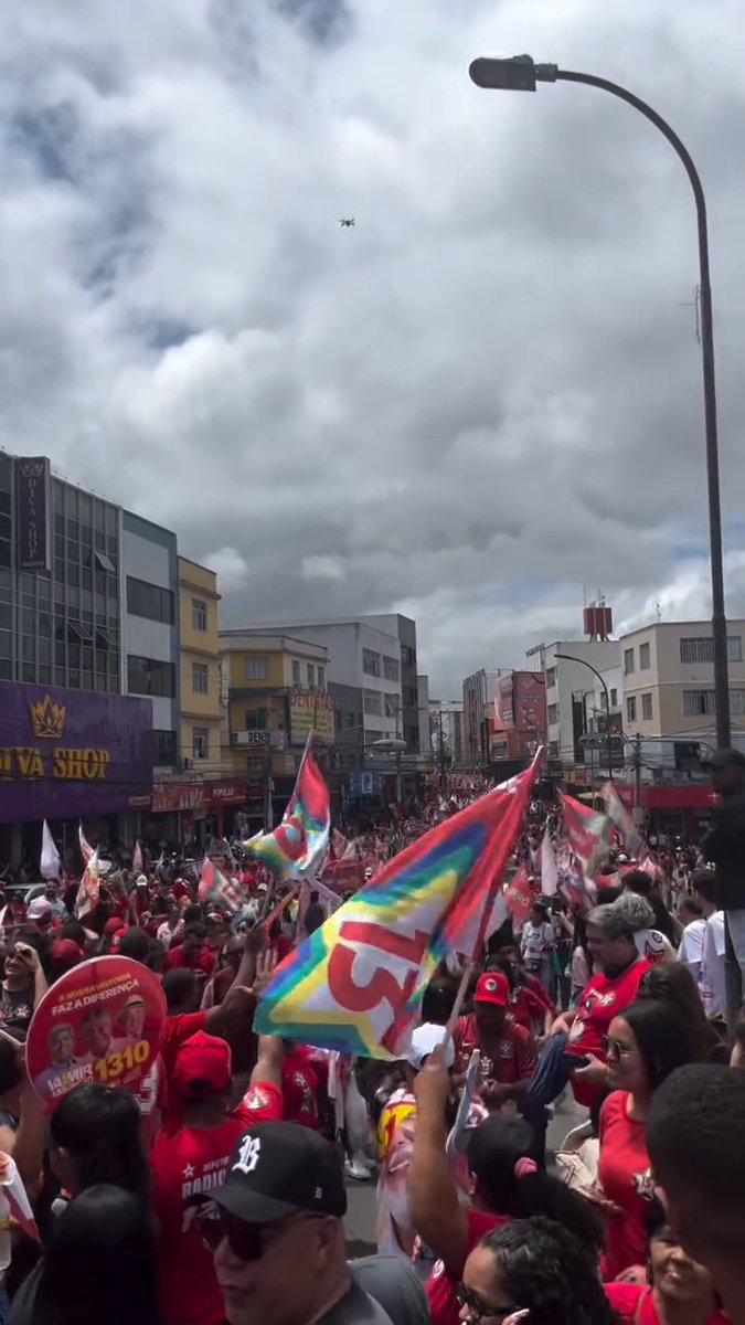 Alguém avisa ao Flávio Vorcaro, digo, Daniel Bolsonaro, que é assim que se faz uma carreata. E olha que Lula nem lá estava, só o TIME DO LULA. Na Bahia e no Nordeste bolsonarista não se cria! É 13 #Lula13 BORA LULA MEU VOTO É LULA #LulaNoCoraçãoDoPovo QUEM VOTA LULA, VOTA JERÔ