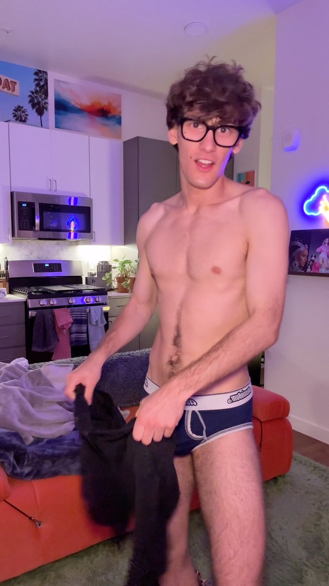 twinks can have a lil cake, as a treat 🎂