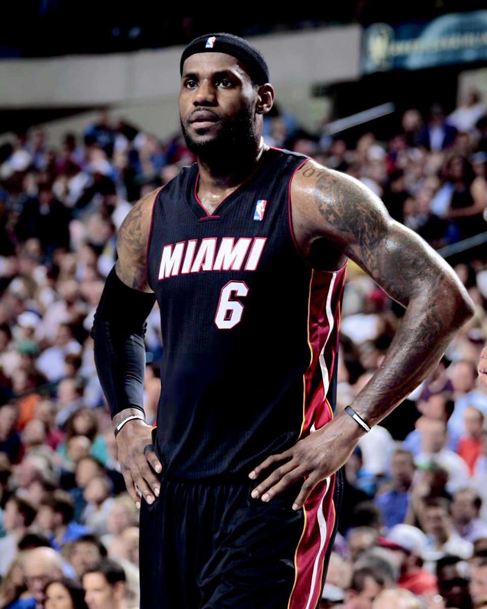 LeBron James puts on a dominant performance against the Mavericks! (2014) 42 PTS 9 REB 6 AST 2 STL 70% FG (16/23) 75% FT (6/8)