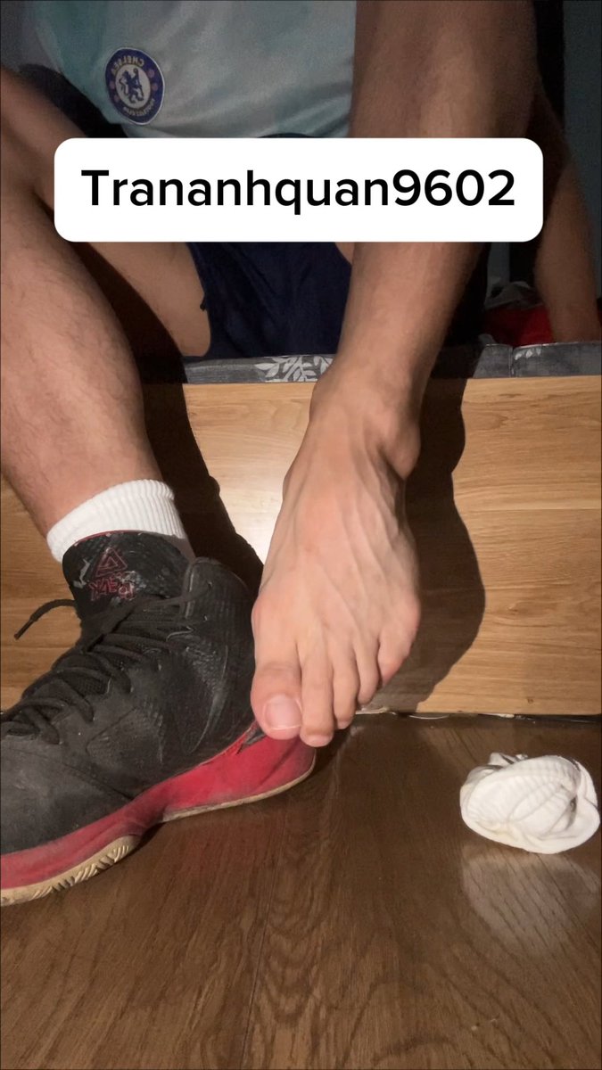 Cầm lọ pp bò ra đây và phục vụ tao nhanh lên mấy con chó. #feet #slvdog #dog #slave #foot #shose