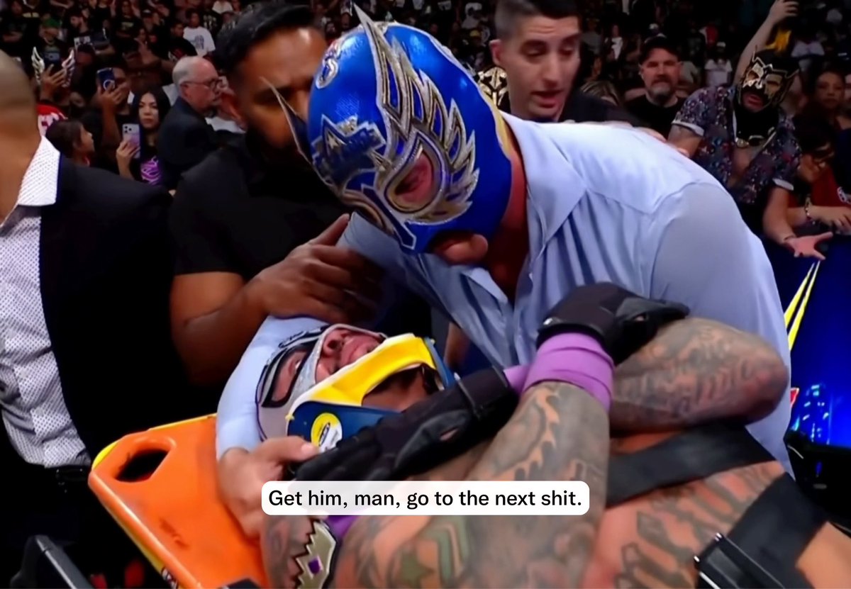 THE WAY EL GRANDE AMERICANO WAS ACTING HERE AFTER REY MYSTERIO WAS ATTACKED BY OMOS WAS UNREAL 💀 SOMEBODY GIVE THIS MAN THAT OSCAR AWARD RIGHT NOW 😭