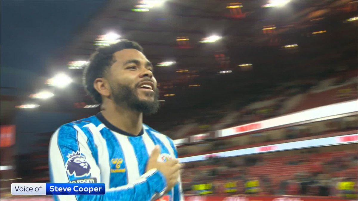 Jay Dasilva and Frank Lampard are loving that away end! 🙌