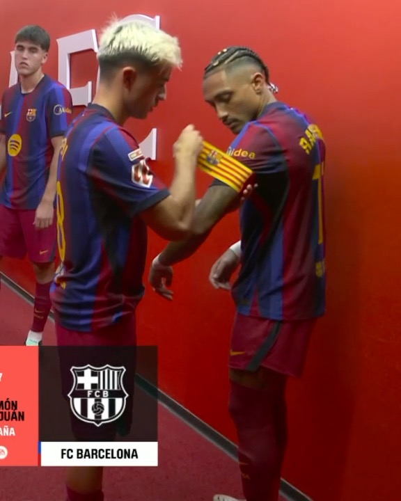 Pedri poniéndole el brazalete a Raphinha 🥹 Puro barcelonismo 💙❤️