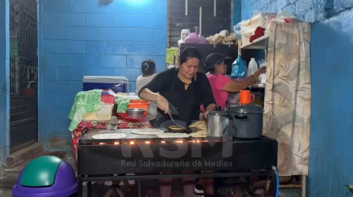 Una pupusería ubicada en colonia Quezaltepec de Santa Tecla, está innovando con un peculiar platillo, pupusas de masa de frijol que ha llamado la atención de varios que llegan hasta el lugar solamente para probarlas.