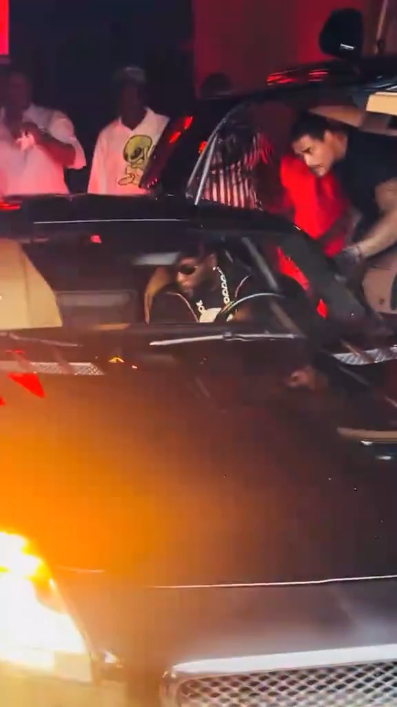 NA ONLY BURNA BOY FIT TURN POLICE OFFICER TO CAR SPOTTER. 😳😂 MAKE UNA SEE WHERE DEM PARK ODG CAR FOR CLUB. THE HIGHEST OF THEM ALL! NO BE CHOCHOCHO! 🧏🏾♂️🐐