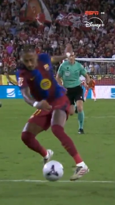 Raphinha completely sent the defender with this goal 😮‍💨