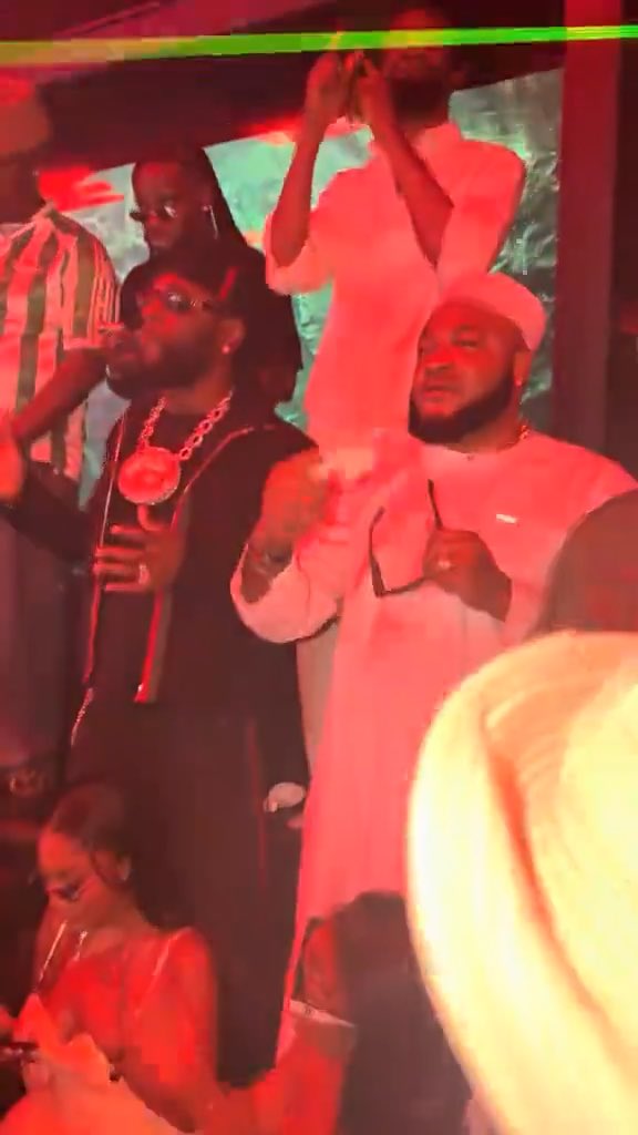 BURNA BOY AND SAM LARRY LAST NIGHT IN THE CLUB. SEE AS HE DEY HAPPY, ODG WAN ENJOYMENT WOUND AM. 😂😂😂😂