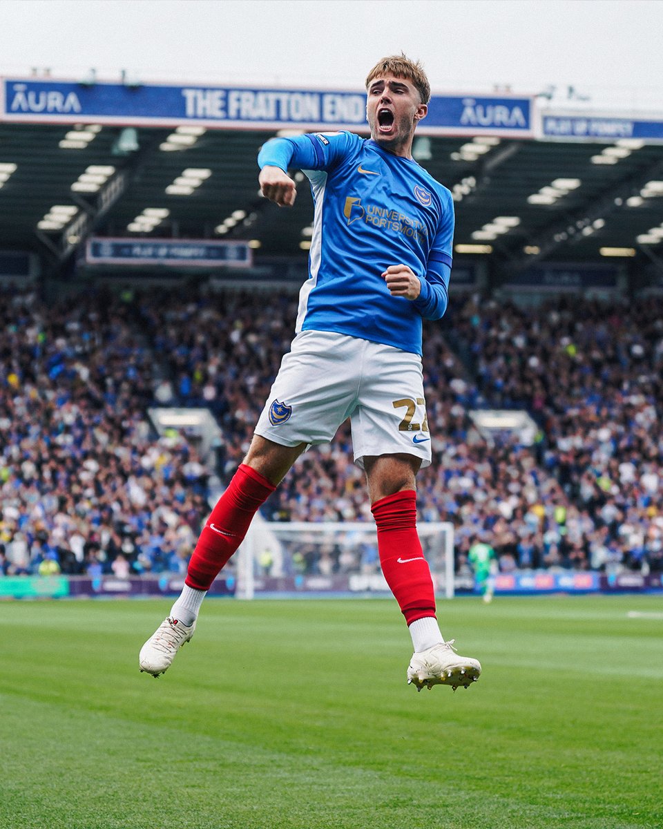 Swanny on the volley. 🎯