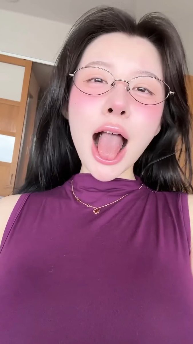 啊啊啊射在母猪的骚嘴里面好不好,脸红红的下面夹了跳蛋好爽要喷了 #母猪 #微胖 #女高 #bbw