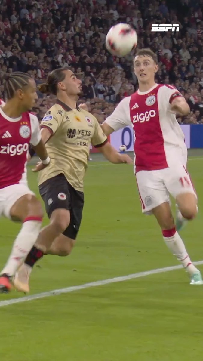 Had Excelsior hier een strafschop moeten krijgen? 🧐 #ajaexc