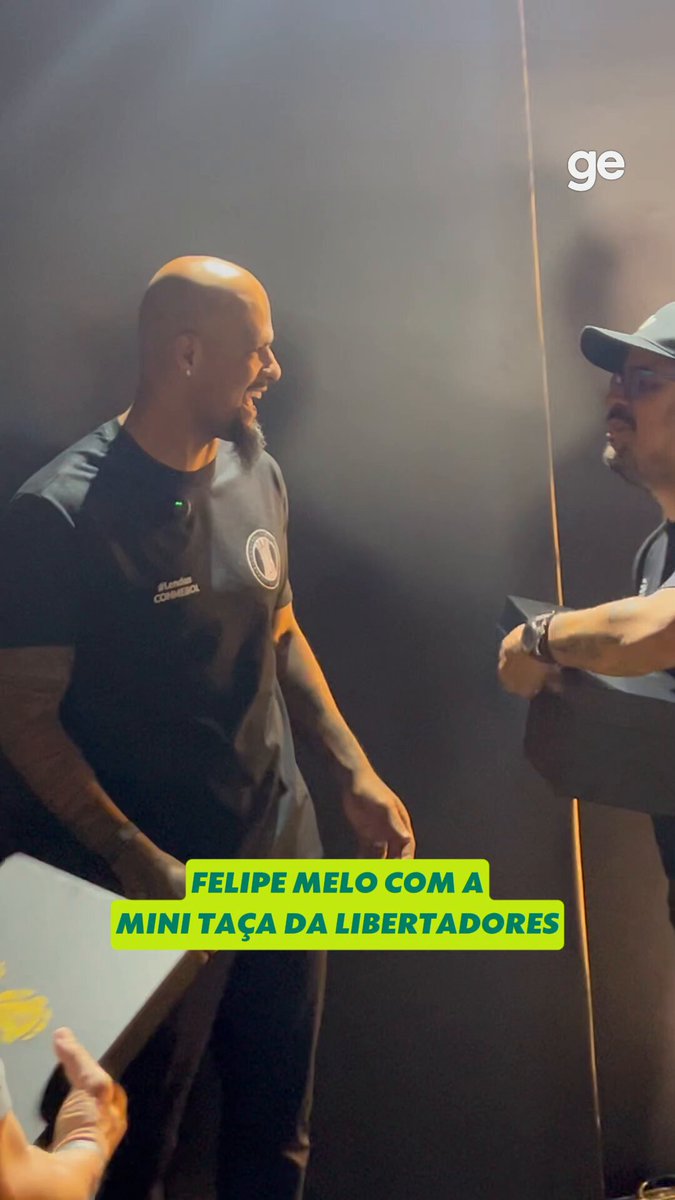 Tricampeão da Libertadores, Felipe Melo foi homenageado com a mini taça da competição. #Futebol #Libertadores