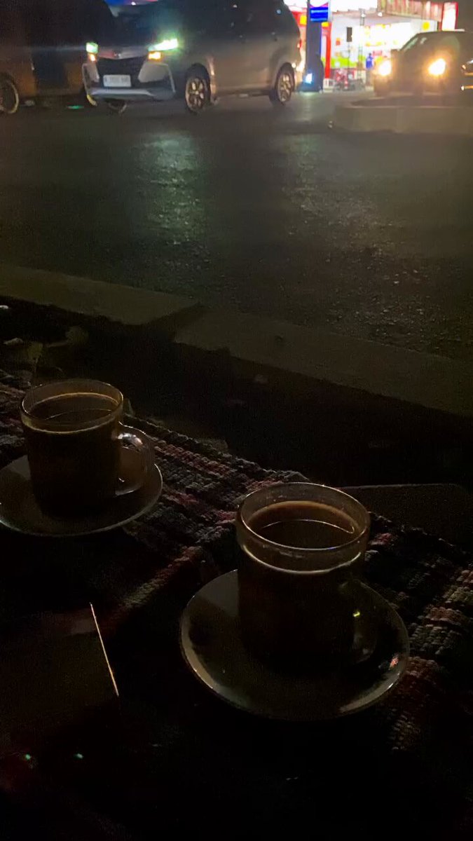 Duduk dulu Bakar kretekmu Seruput kopimu Niscaya hatimu akan tenang Salam Subuh 🙏