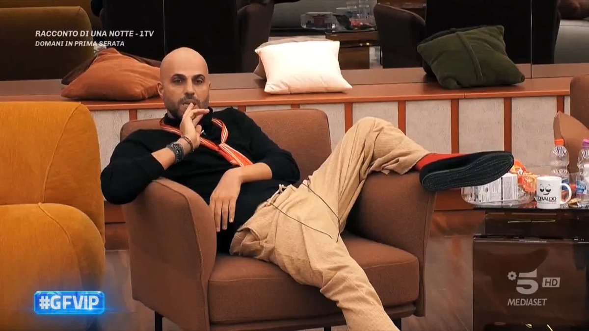 Quando si parla di stile, nessuno sfugge all'opinione di Jonathan 😏 #GFVIP