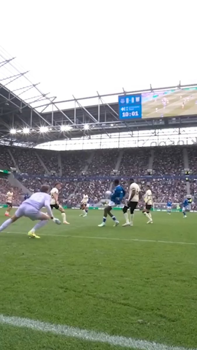 Improvisation levels 💯 Wait for Thierno Barry's celebration!