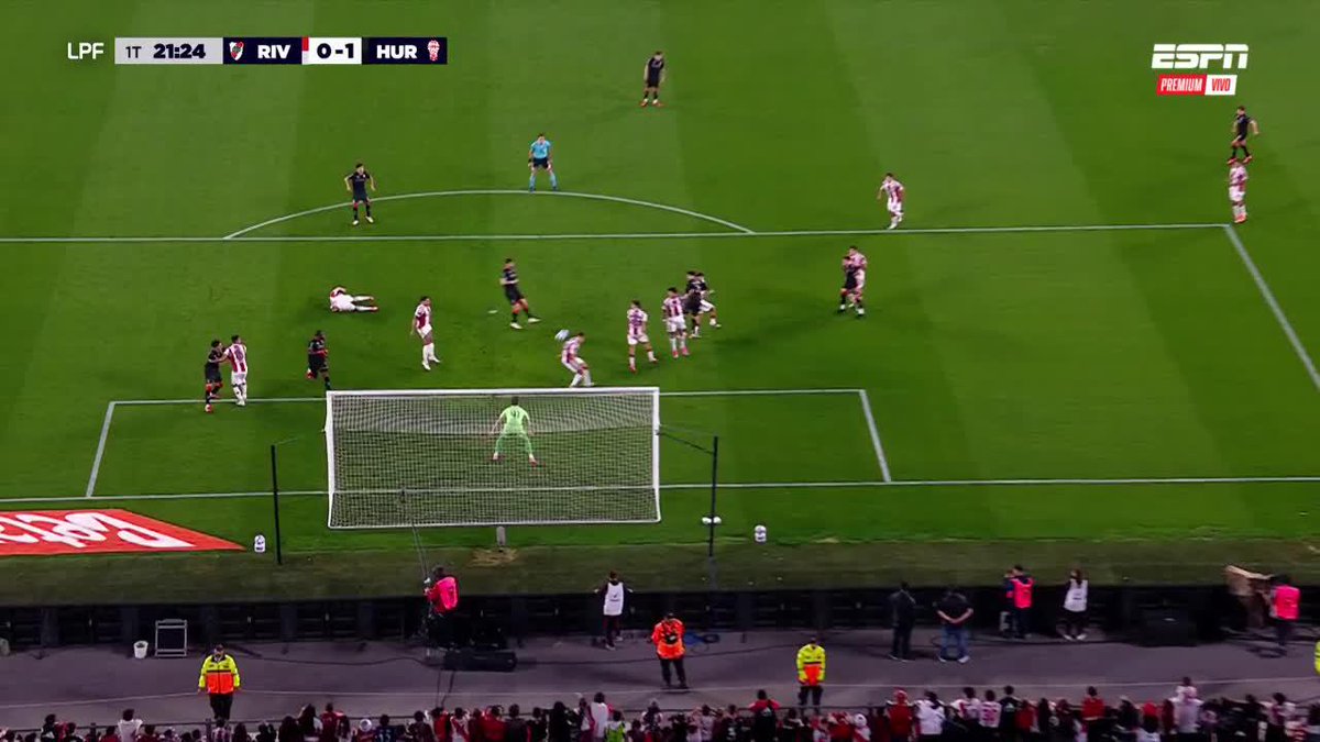 ¿Qué quiso hacer el Chino? Martínez Quarta SE AGACHÓ, la pelota pasó, y el centro de Cortés se transformó en el 1-0 de Huracán ante River en el Monumental. 📺 ESPN Premium | Suscribite al Pack Fútbol en