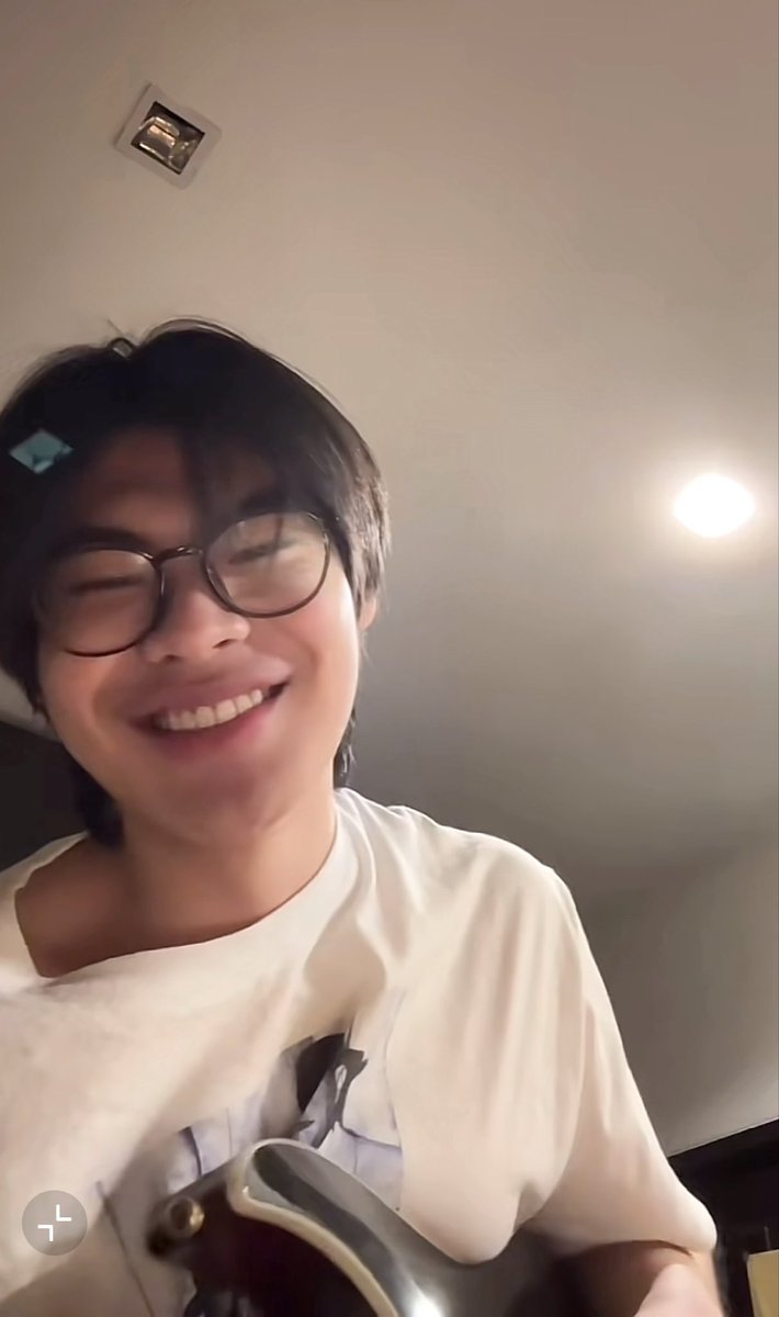 𑣲⋆ #tthi_eks ⟡ .ᐟ: ทุกคนถ้าช่วงนี้ธีร์หาย ๆ อย่าเพิ่งลืมกันนะ (🥹🥹🥹) ธีร์เรียนหนักอะ (🥺) หัวจะระเบิด ระเบิด ระเบิด (🤯) ทุกคนนนนน (🥺🥺🥺) อย่าเพิ่งไล่กันไปนอน (😿) ถ้าไล่กันไปนอนอะ เราจะไม่ได้เจอกันน้า (🥺) อะ อีกแปปนึงธีร์ไปละ (🙂‍↔️) เล่นกีตาร์มันมีความสุขอะทุกคน (🥹) น้องธีร์โหมดขี้อ้อนนินา ㅠ ㅡ ㅠ งอแงก็ยังน่ารัก อยากเลี้ยงเจ้าหนูนี่มาก🫳🏻🤲🏻