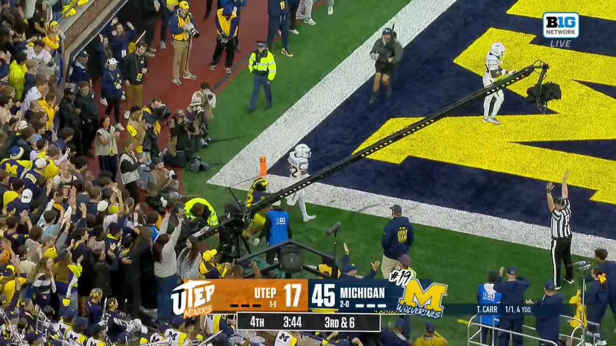 What a moment 🤗 Come for Michigan Football QB Tommy Carr tossing his first career TD, and stay for the Carr family celebrating. Watch on BTN