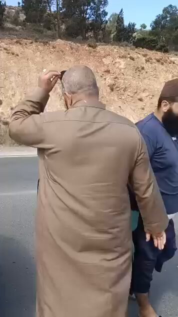 ظاهرة غريبة تحيّر كل من يشاهدها في أحد الطرق المرتفعة بولاية تلمسان! 😳 تتوقف السيارة في الطريق، وتُترك من دون مكابح، ثم تبدأ بالتحرك إلى الأعلى وكأن قوة خفية تسحبها نحو القمة، وكأن هناك مغناطيسا يجذبها! 🚗⬆️ سبحان الله .. مشهد يثير الدهشة ويدفعك للتأمل في عظمة الخالق وقدرته.