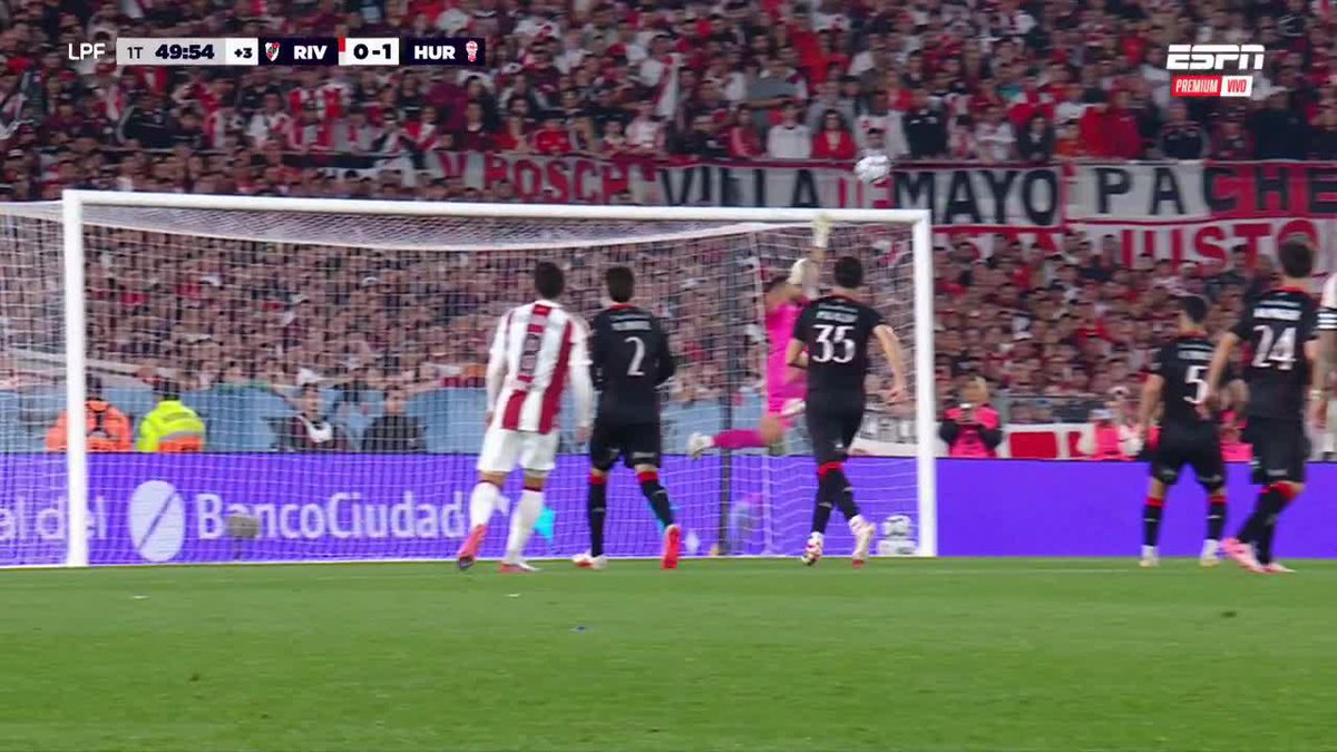 🔝 ¡ENORME GALÍNDEZ! 🇪🇨🧤 Hernán Galíndez y una atajada impresionante, ante el tiro libre de Ángel Correa, para mantener el 1-0 de Huracán ante River Plate. 📺 Mira nuestros partidos de la 🇦🇷 #LigaProfesional por ESPN en el Plan Premium de Disney+ Latinoamérica