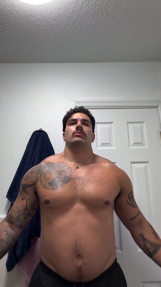 A verdade é que as pessoas só gostam de homens assim na internet,na vida real sempre preferem aqueles bombados de academia ou só eu que prefiro corpos assim do que aqueles bombados de academia ?