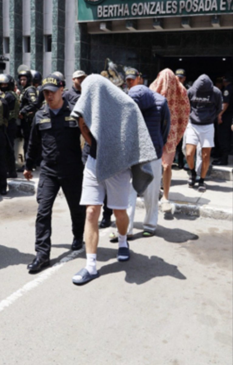 El Caso del Liceo Naval nos debe despertar como padres. Debemos: - EXIGIR EL CASTIGO Y LA CONSECUENCIA PARA MENORES CON ESTE NIVEL DE VILEZA Y CRUELDAD INHUMANA. - Recordar que esto es producto de la ESI tan mal enfocada por tanto tiempo. - Entender que nuestro sistema de educación falló. - Exigir más liberación de la educación, para que el presupuesto vaya directamente a las familias. - Evaluar sistemas híbridos para los padres que quieran parcial o totalmente la educación en casa. CRIMEN DE ADULTOS, PENA DE ADULTOS.