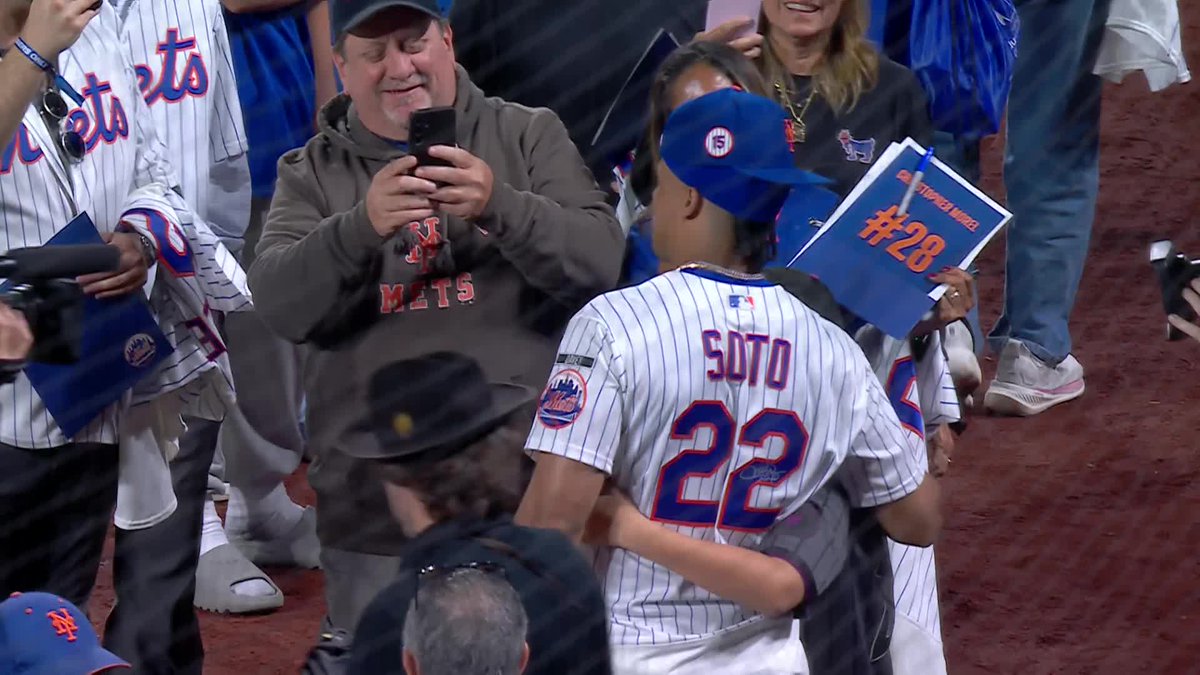 Some lucky Mets fans got to go on the field and get autographs, equipment and jerseys from the Mets Here's Carson Benge and Juan Soto taking some time with the fans