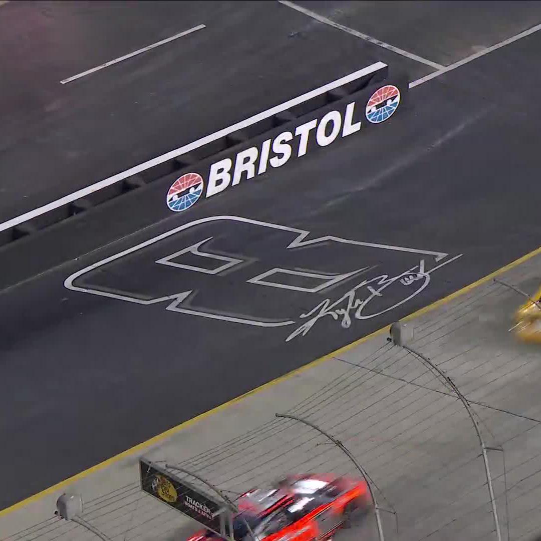 Fans wave “18” flags in tribute to Kyle Busch. ❤️