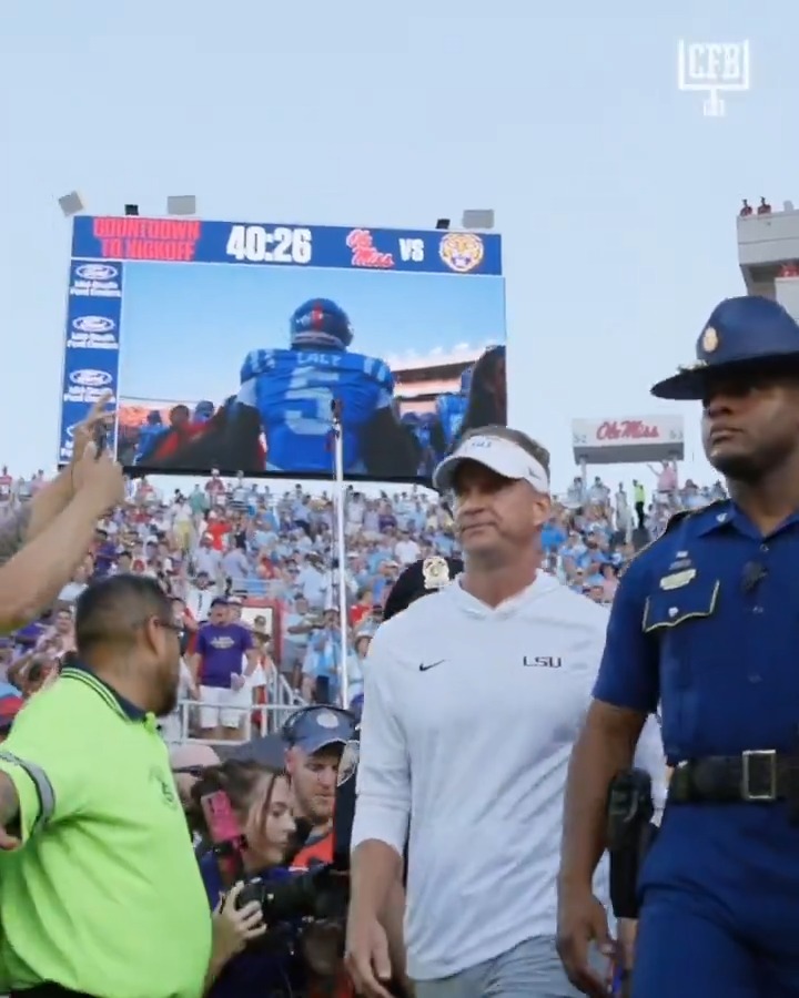HOSTILE environment at Ole Miss as Lane Kiffin takes the field 😳🍿