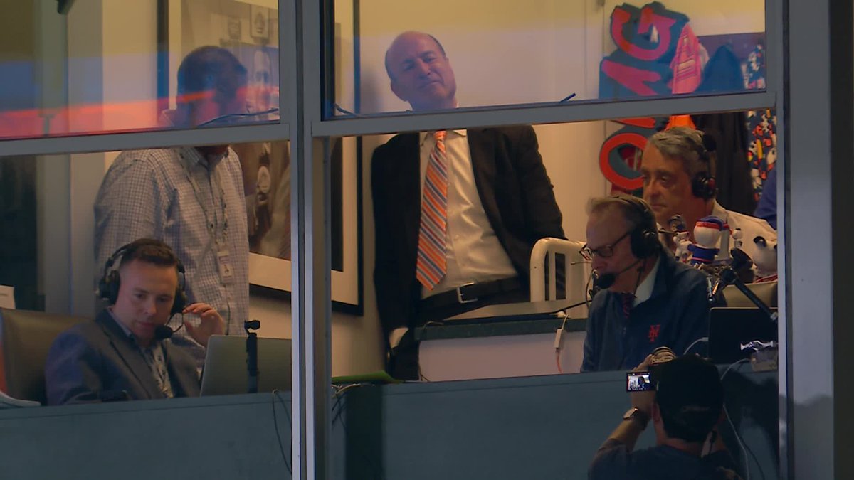 Gary Cohen visited the Mets radio booth as Howie Rose wrapped up tonight's broadcast 💙🧡