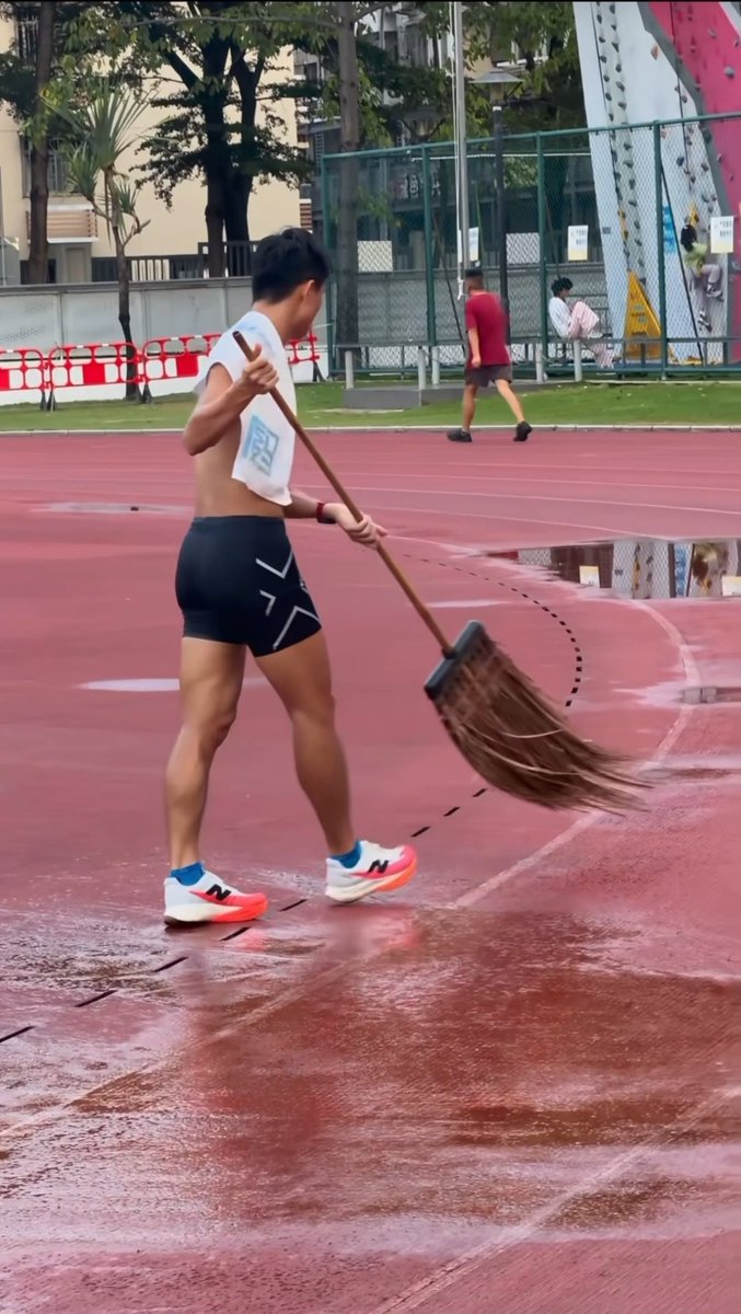 无论内心蕴藏着多大的风暴与热血，新的一天，依然要从低头打理好眼前的一方天地开始。脚踏实地，方能生生不息。早安，朋友们！🌈❤️