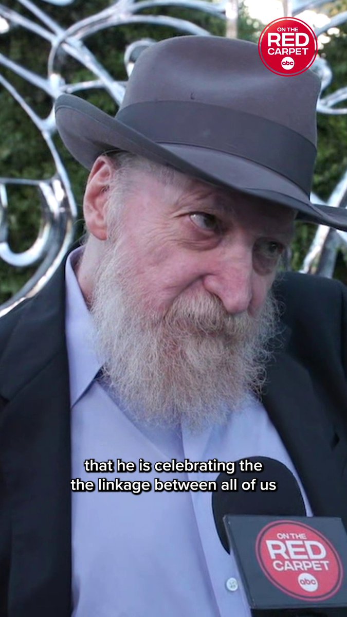 Comic book writer Frank Miller had a special gift for George Lucas! The comic book legend brought a surprise to the opening night of the Lucas Museum of Narrative Art. 👀 The Lucas Museum of Narrative Art opens to the public Sept. 22.