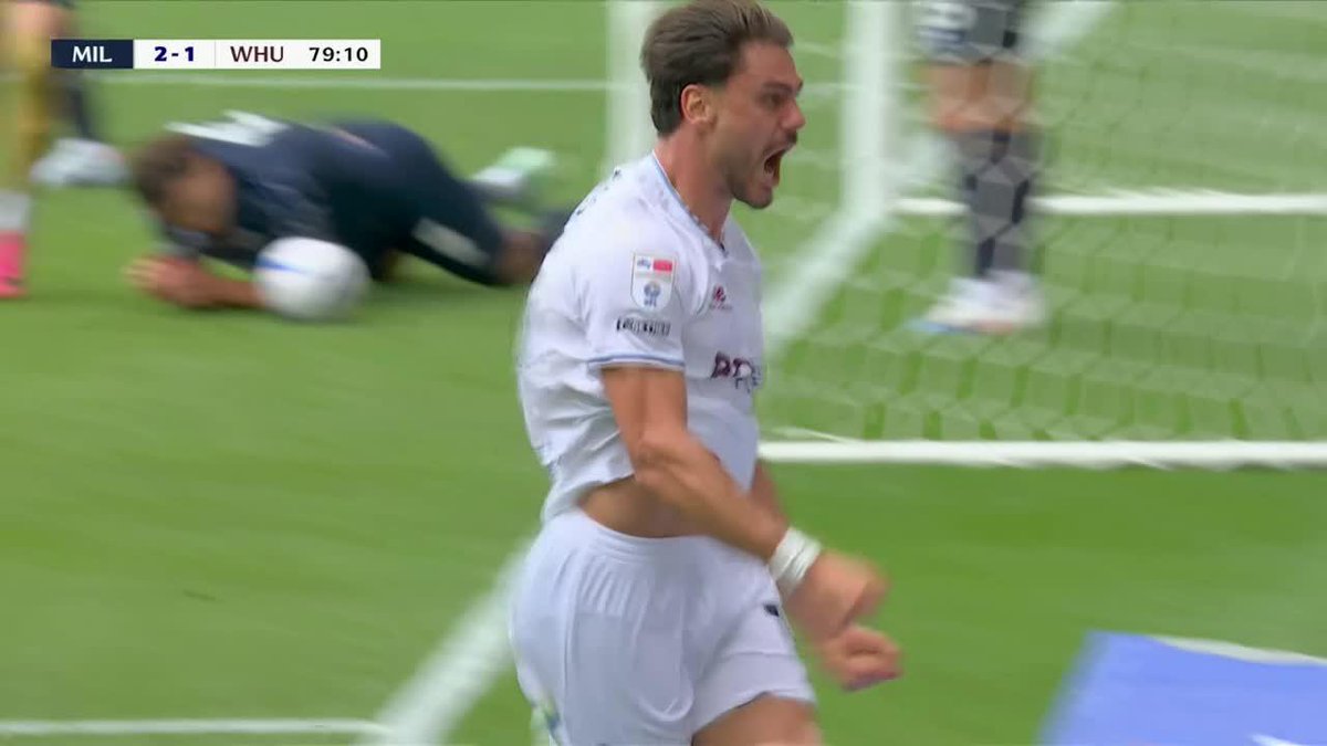 West Ham pasó del 0-2 al 2-2 contra su clásico Millwall en solo cinco minutos y como visitante. Miren la explosión de la tribuna detrás del arco, una verdadera locura. Qué lindo es el fúlbo. 🏴󠁧󠁢󠁥󠁮󠁧󠁿🚬