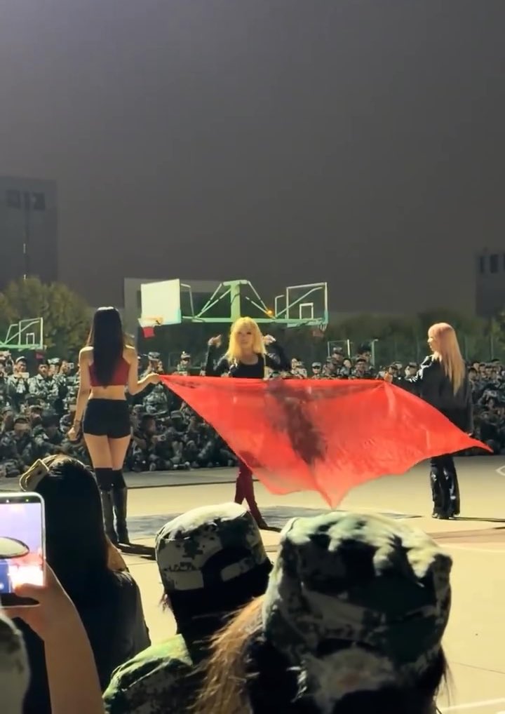 这真的是大学军训? 节目也太劲爆了