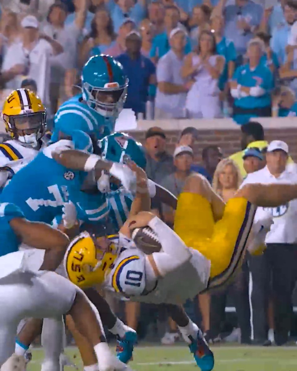 Sam Leavitt took a MASSIVE hit then scored a TD the next play 😲