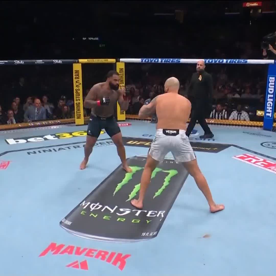 This replay of Sean Sharaf landing a left hook on Gable Steveson without his consent 🔥 #UFC331