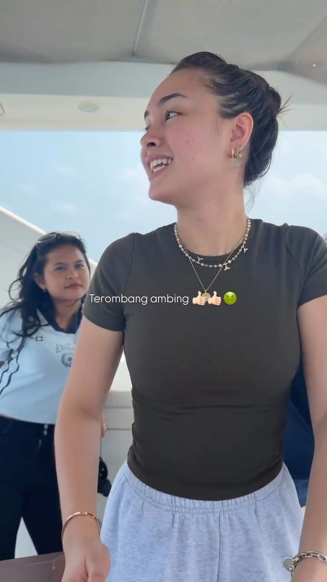 Caitlin, angie, mbk rara dan team basket ciwi² kmrn lg dikepulauan seribu keknya. Seru bgt ramean uhuyy 🤩 cait encoknya dah sembuh blm ya, pgen liat mrk tanding basket lg sblm cait disibukkan dgn syuting² yg padat merayap itu 😮‍💨 #CaitlinHalderman