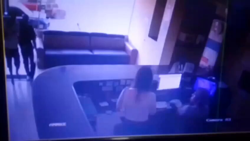 #SantaElena Cámara de seguridad captó como 2 delincuentes entraron a robar en un hotel en Salinas.
