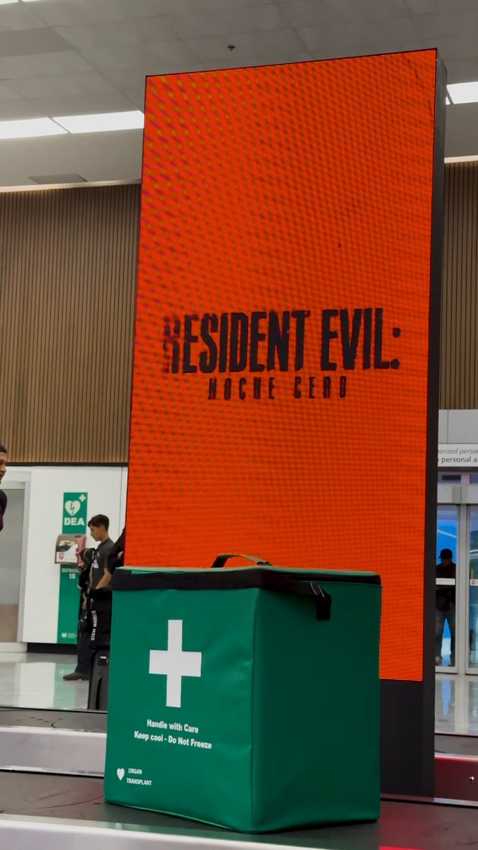 空港にヤバい荷物が到着… バイオハザードのプロモーションらしい。怖ッ