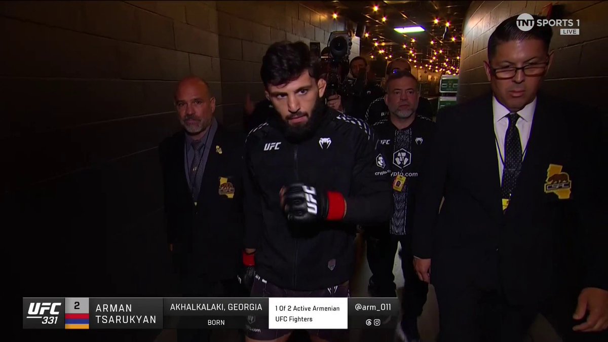 Arman Tsarukyan and N3on just walked out to his song “She Wanna Hang With A Indian” 💀 Khamzat gotta be pissed 😭