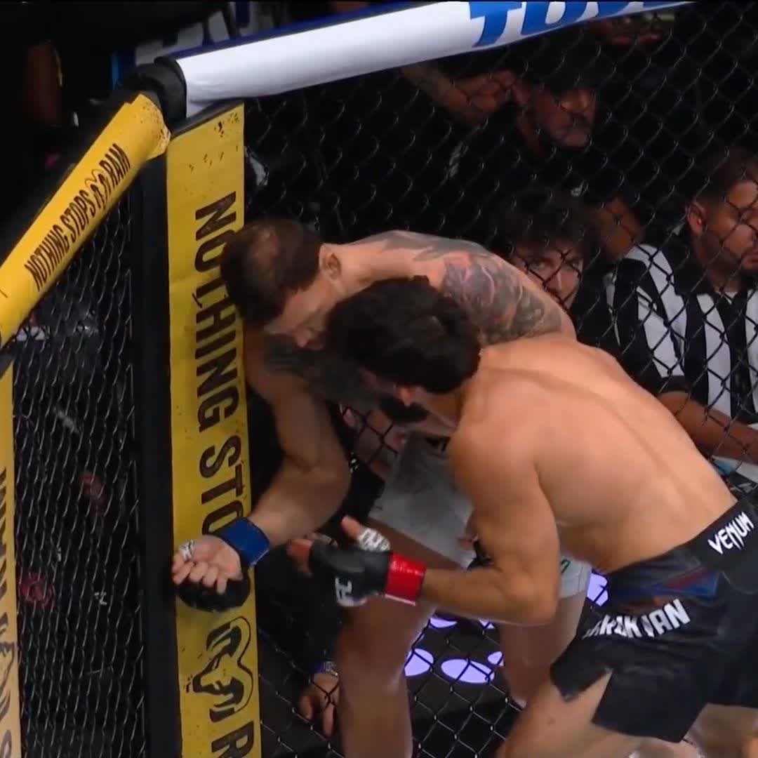 MIREN ESE CODAZO 🥵 Maurício Ruffy cae apagado después de ese potente codazo 🔥 #CryptoCom #UFC331 | Ver en vivo por Paramount+ Deportes