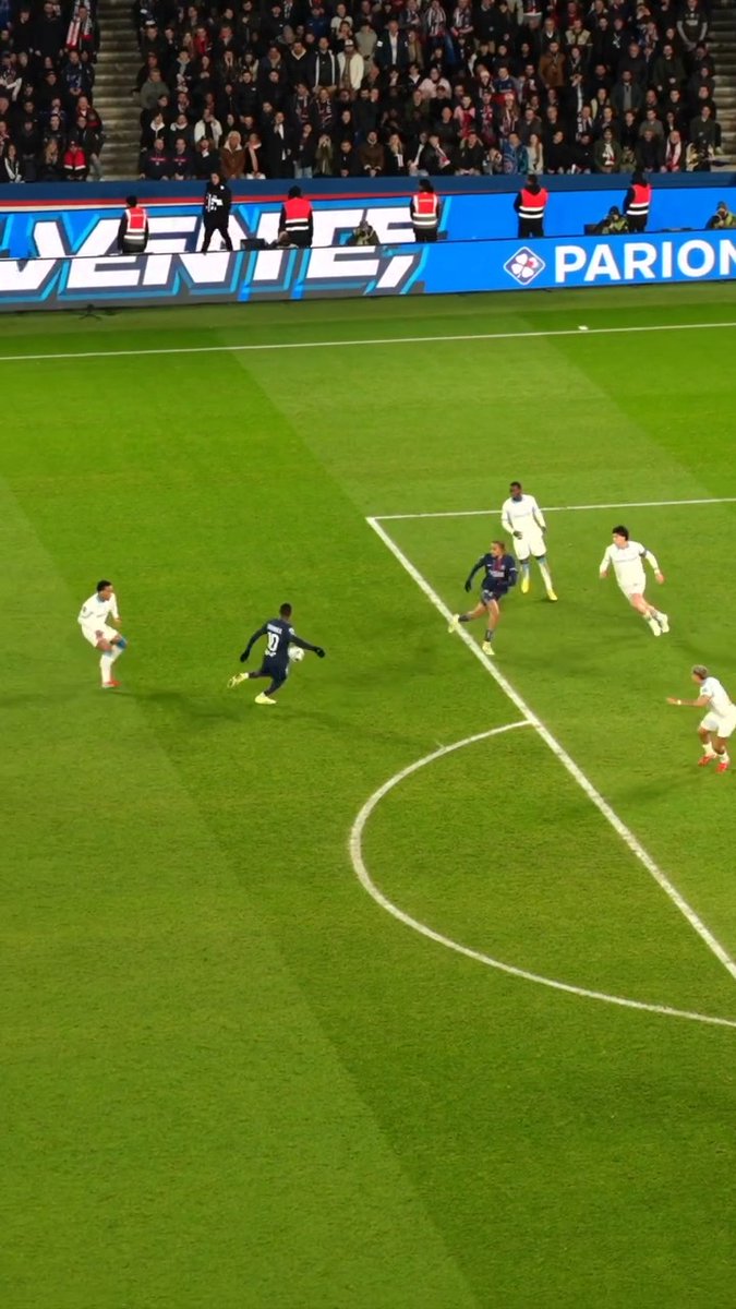 Qué golazo anotó Kvara en el último Le Classique.😮‍💨🪄⚽️ (Vía @psg/ig)