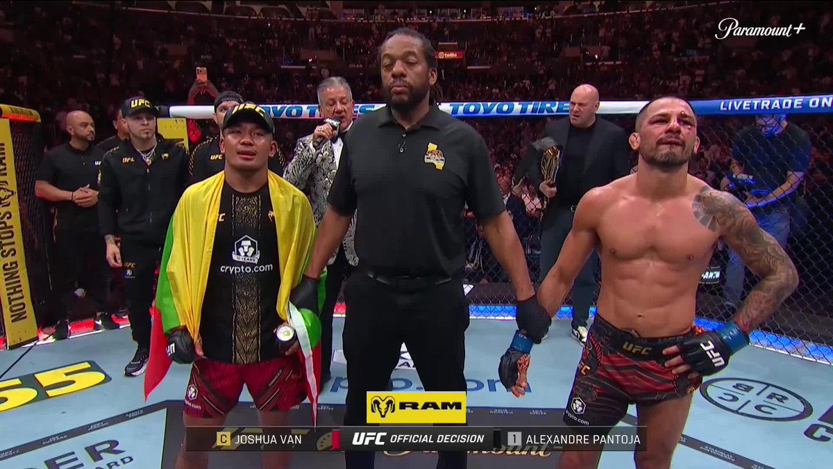 AND STILLLLLL Joshua Van remains the flyweight champion!! 📺 Paramount+