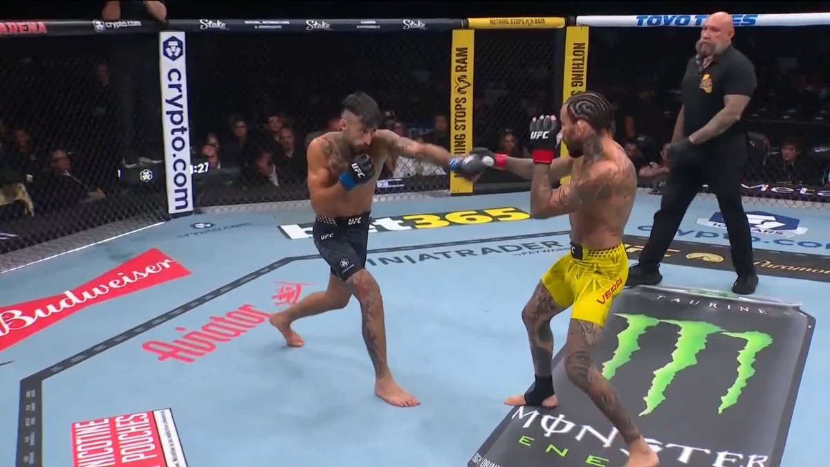 El ecuatoriano Marlon "Chito" Vera ๐ช๐จ se lleva una victoria contundente despuรฉs de noquear en el tercer round a Charles Jourdain ๐จ #CryptoCom #UFC331 | Ver en vivo por Paramount+ Deportes